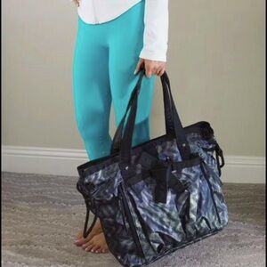 EUC Lululemon Om Tote Bag Chevron Blazer Fossil Black Gray LIKE NEW!